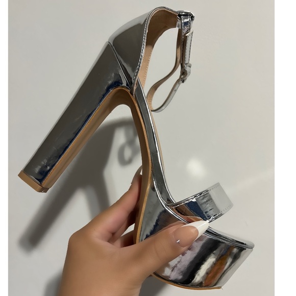 NWT! SILVER CHROME PLATFORM HEELS - Picture 2 of 2